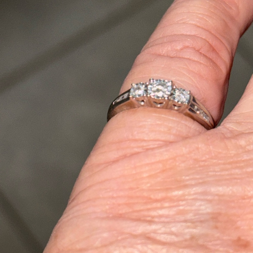 Diamond ring in white gold, size 7, small 3 diamonds but sparkly